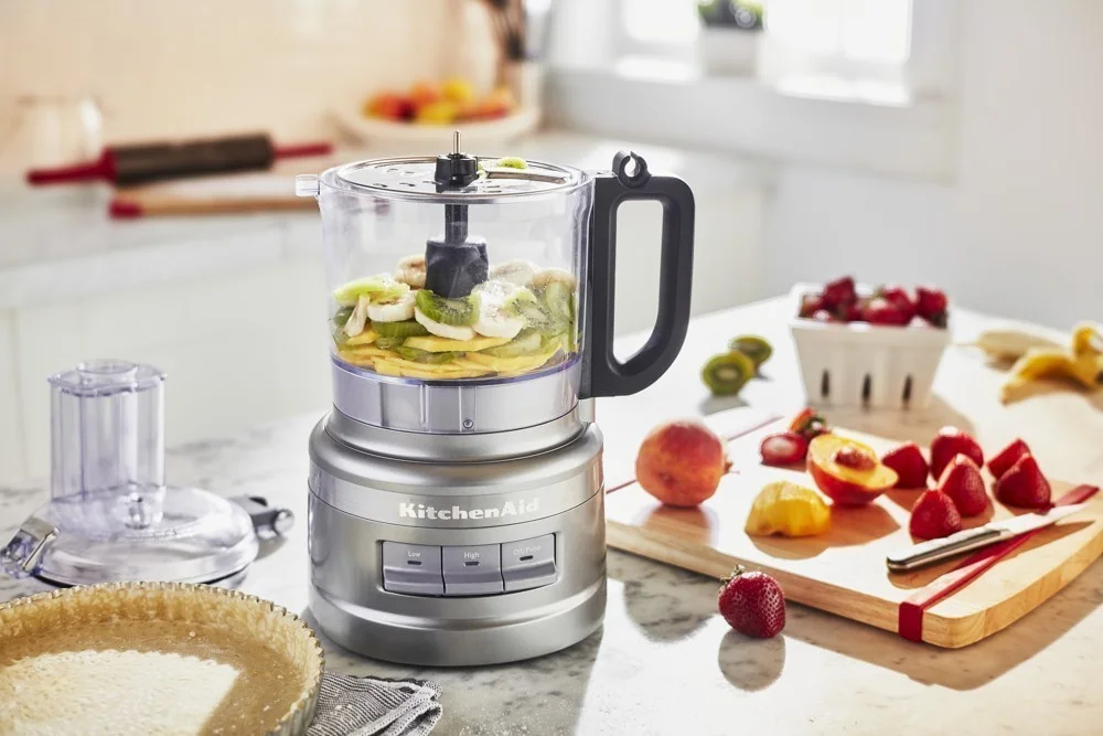  Food processory KitchenAid jsou multifunkční a výkonné, objem nádoby 1,7 a 2,1 l, podle typu..